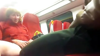 Блондинка отсосала негру в электричке