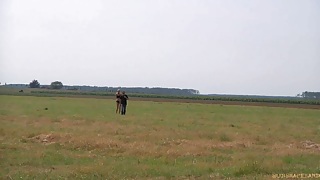 Грубо избивает плеткой связанную пленницу в БДСМ