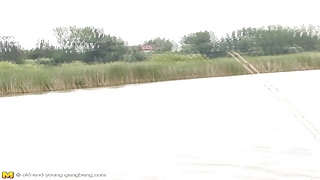 Старики ебут молодую девицу с классными сиськами