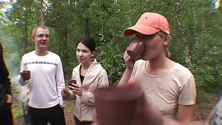 Групповой секс с пьяными девушками на природе