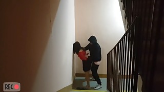 Просто шок!!! Скрытая камера сняла нападение насильника на девушку в подъезде