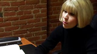 Училка отшлепала молодую студентку по жопе за опоздание на урок