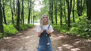 Красивая русская блондинка сосет парню в парке на свой страх и риск