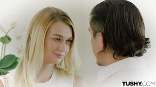 Две сводные сестрички в чулках не отказались от анальной групповухи