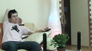 Молодой русский парень решил трахнуть в анал зрелую горничную