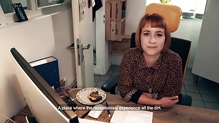 Молодая студентка отсосала член любовнику в хостеле на глазах у своего парня