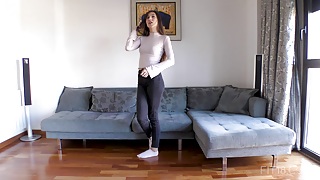 18 летняя студентка лижет член агента, чтобы он легче вошел в ее тугую киску