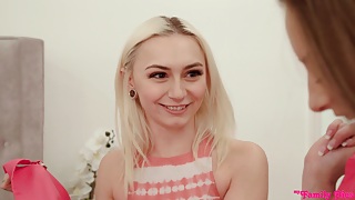 Две молодые сестры отсосали член брата, когда он зашел на кухню