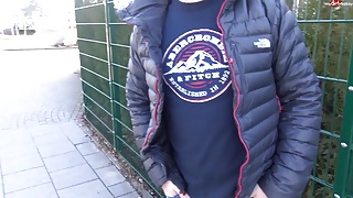 Трахает блондинку в латексных штанишках в постели