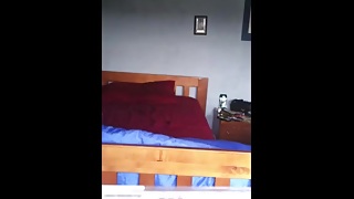 Девушка дает раком на кровати