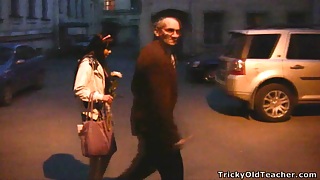 Русская студентка расплачивается за хорошую оценку своей пиздой