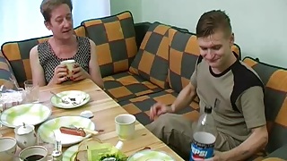 Зрелая Ольга соблазняет на еблю минетом пьяного соседа