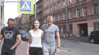 Парни трахнули двух шлюх боком