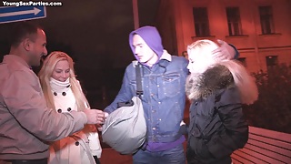 Групповой трах с двумя русскими блондинками