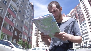 Турист ебет в жопу большим хуем длинноногую блядь