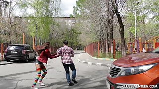 Светка села на хуй сокурснику и теребит киску