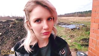 Глупая телка отсосала бомжу прямо на улице