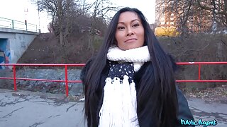 Красивая тайка сосет член и дает в киску незнакомому пикаперу в Праге