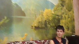 Пьяная девица оголила перед брюнетом свои титьки