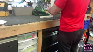 Брюнетка отсосала мастеру член и отдалась на порку в его мастерской