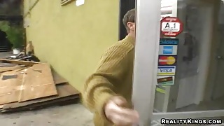 Мужчина в возрасте занимается сексом со стройной брюнеткой