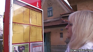 Бабушка в чулках катается на хуе молодого проститута и ловит оргазм