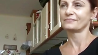 Кобель сношает матюру на кухне в домашнем POV порно