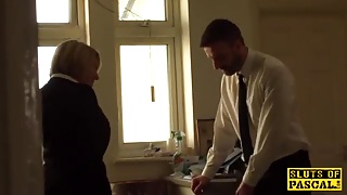 Взрослая секретарша с огромными дойками ебется с бизнесменом