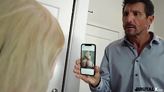 Батя жестко наказал членом 18 летнюю дочь за интимные фотки