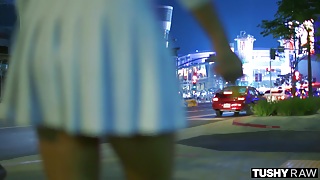 Сучка с большими сиськами после минета трахнулась в анал