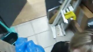 Люда и на работе посасывает