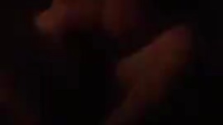 Муженек снимает на камеру мобильника, как дружок засаживает хуй в писю его женушки