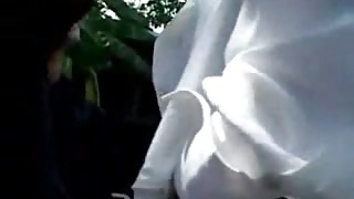 Секс мужика с бабой карликом у бассейна