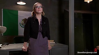 Жесткое порево с застенчивой девушкой в очках Penny Pax