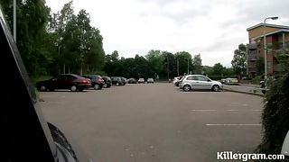 Шлюха негритянка в парке выдаивает сперму на лицо и на дойки