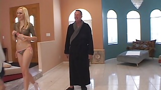 Стареющий муж отдает соседу поебать молодую блондинку жену